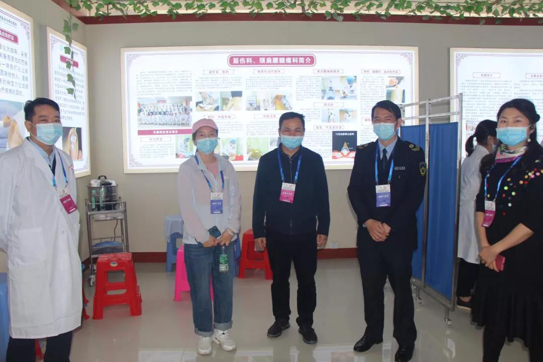 玉林市卫生健康委员会主任吴帅(左一)副主任罗锡荣(左二)深入了解医院
